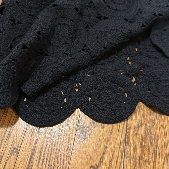 NWT Abercrombie & Fitch cropped crochet eyelet floral top black blouse Small - Picture 4 of 5